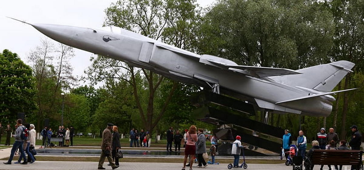 Памятный знак с самолетом Су-24 — Памятники Гомельщины